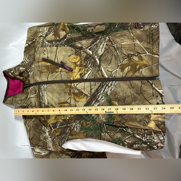 Realtree Camouflaged Zipped Jacket Medium w/Zip pockets and inside pocket.
(A) - Picture 8 of 8
